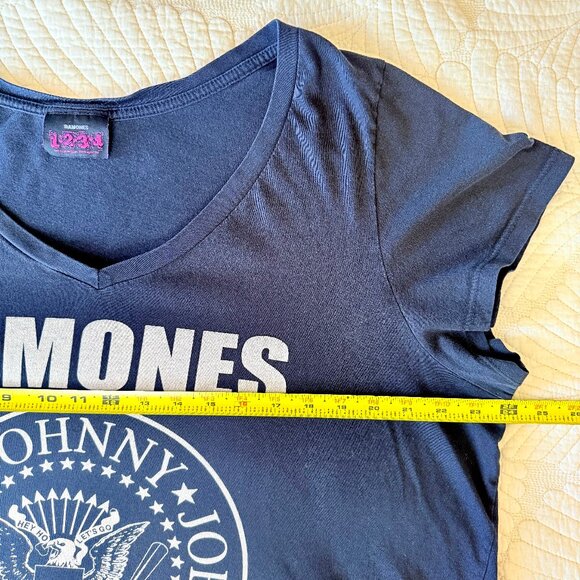 Vintage 2007 Women's Ramones 1234 V-Neck Graphic Band Tshirt Size XL - Picture 10 of 11